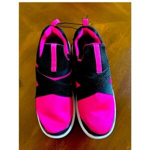 ATHLETIC WORKS NWOT GIRLS Shoes Sneakers Sz 6 Slip On Athletics Lightweight 1040